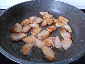 翻炒至五花肉为微黄。