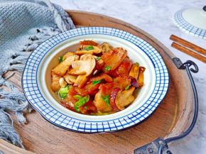 新鲜的球盖菇集香菇、蘑菇、草菇三者鲜美于一身，入口嫩滑鲜甜，营养堪比松茸。