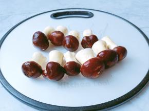 将球盖菇去其根部。