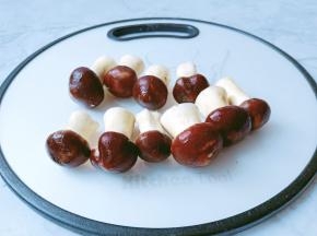 将球盖菇去其根部。