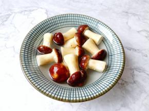 把球盖锅放入清水里。