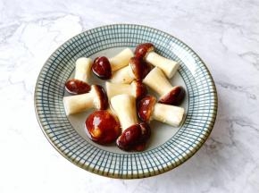 把球盖锅放入清水里。