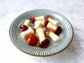 用盐清洗球盖菇会更干净。