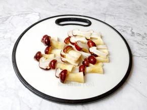 清洗好的球盖菇切成片。