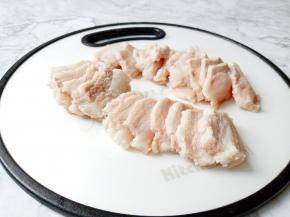 五花肉稍微凉一下切成薄片。