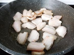 热锅热油放入五花肉爆炒。