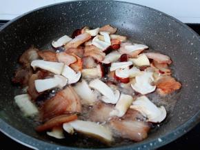 大火快速翻炒片刻。