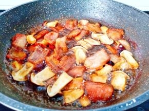 将调味料翻炒均匀。