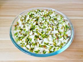 新鲜的槐花加一勺盐浸泡清洗干净。