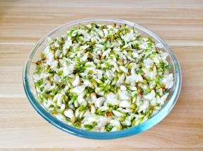 新鲜的槐花加一勺盐浸泡清洗干净。