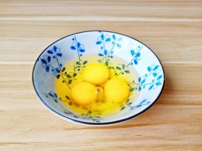 鸡蛋三个磕入碗里。