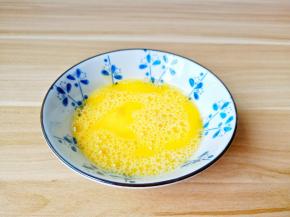 用筷子顺着一个方向搅打均匀。