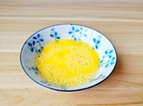 用筷子顺着一个方向搅打均匀。