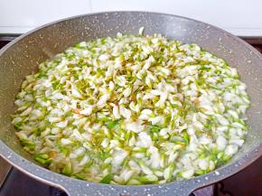 锅里水开下槐花焯水。