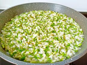 槐花焯水一分钟即可捞出。