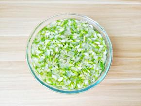 盘里放上凉开水，放入焯水后的槐花，过一下凉开水槐花颜色也漂亮。