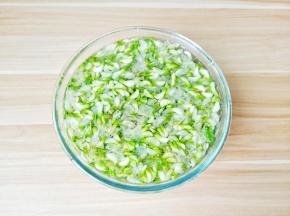 盘里放上凉开水，放入焯水后的槐花，过一下凉开水槐花颜色也漂亮。