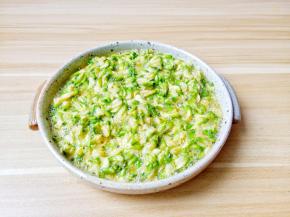 用筷子将鸡蛋与槐花拌均匀。