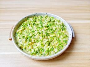 用筷子将鸡蛋与槐花拌均匀。