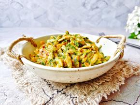 槐花独有的清香味飘满整个厨房。