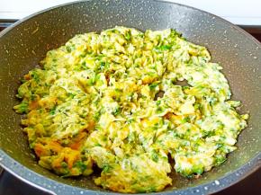 中火慢慢将槐花煎熟。