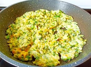 中火慢慢将槐花煎熟。