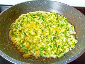 热锅热油把槐花倒入锅里。