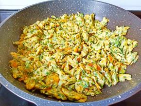 待槐花定型用铲子炒一下，变成碎块就可以装盘了！