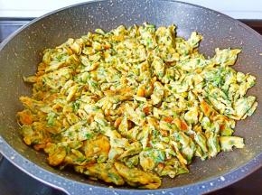 待槐花定型用铲子炒一下，变成碎块就可以装盘了！