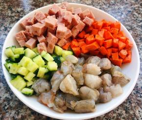 虾仁、午餐肉、胡萝卜、黄瓜切成大小相同的小块状
