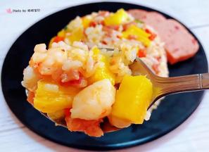 菠萝虾仁炒饭入口混搭着午餐肉的香味那就是唇齿留香回味无穷