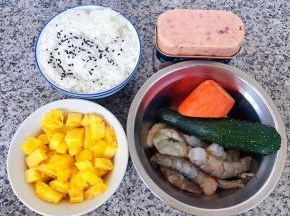 准备原材料米饭、菠萝去皮切丁、海虾去皮、午餐肉、黄瓜、胡萝卜