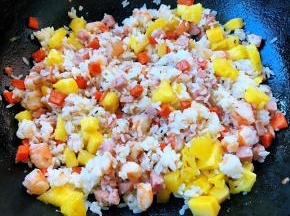 放入菠萝快速翻炒均匀时间不宜过长