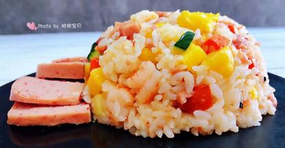 美味诱人的菠萝炒饭装入容器中就大功告成了