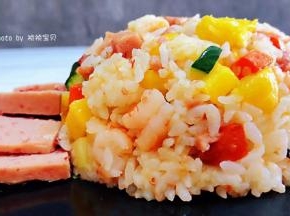 美味诱人的菠萝炒饭装入容器中就大功告成了