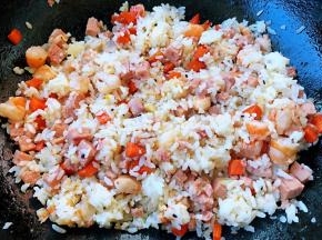 将米饭炒散炒匀