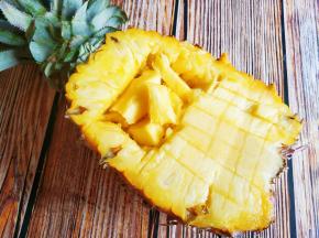 菠萝对半切开，留着有尾巴的一半，挖出果肉，壳留着备用。