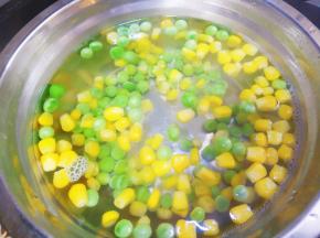 玉米粒和豌豆焯水。