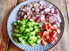 洋葱，火腿肠，黄瓜切丁。
