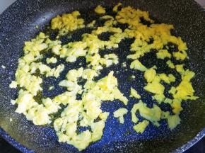 烧热油，到入鸡蛋炒散。
