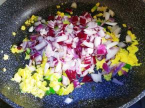 放切好的洋葱丁炒一分钟。