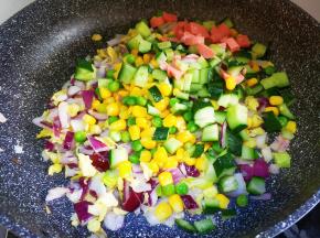 再放黄瓜，豌豆，玉米和火腿肠丁。