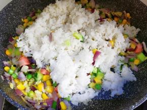  翻匀后放入米饭