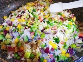 放盐和胡椒粉调味