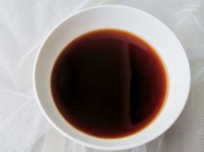 先调个红烧酱汁：2勺生抽+1勺老抽+1勺蚝油+1勺白糖+小半勺盐+1勺淀粉+半碗水调匀备用。