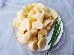 土豆去皮切块，葱洗净。