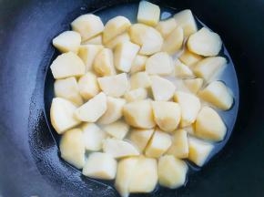 将土豆放入烧开水的锅中煮10分钟捞出。