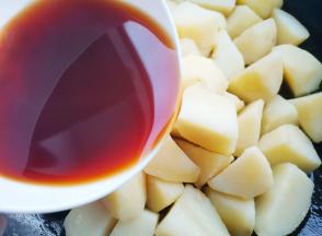 倒入酱汁煮2分钟使其充分入味，