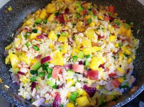 炒一分钟左右，让菠萝的清甜和米饭混合就行了。