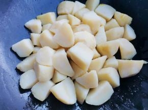 起锅热油，倒入土豆翻炒2分钟，